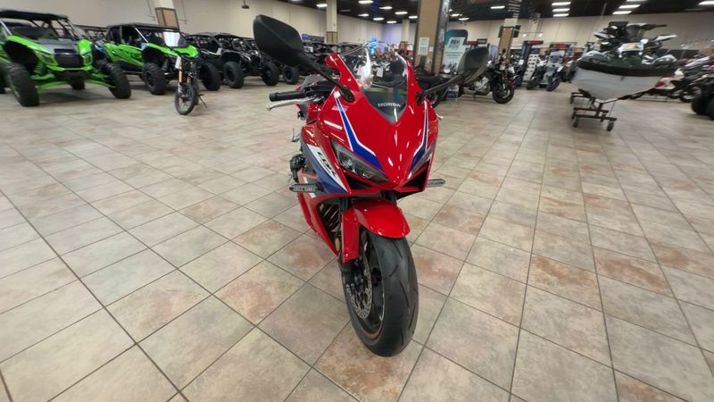 New 2026 Honda CBR650R E-CLUTCH Image 4