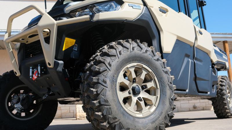 2025 Can-Am DEFENDER MAX LIMITED CAB HD10 DESERT TAN AND STEALTH BLACK Image 17