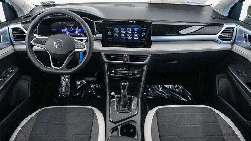 New 2025 Volkswagen Taos 1.5T SEImage 13