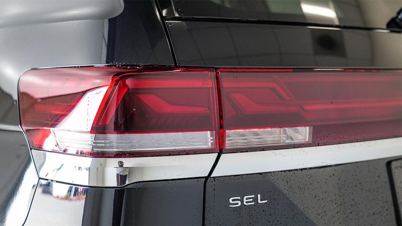 New 2025 Volkswagen Atlas 2.0T SEL Premium R-LineImage 8