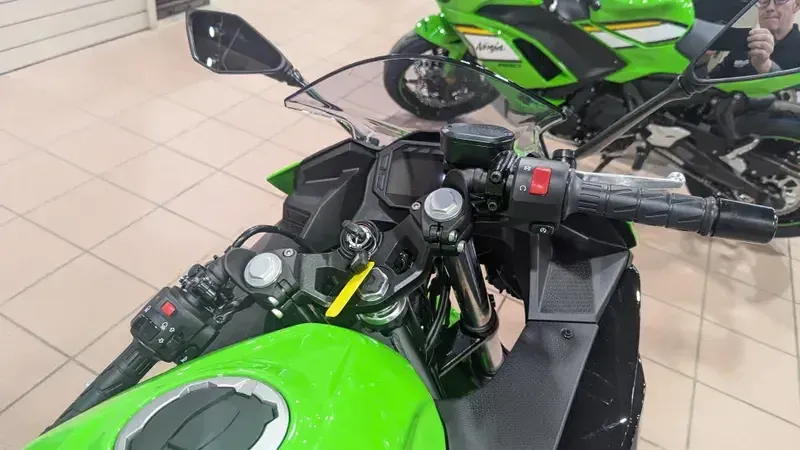 2025 Kawasaki NINJA 500 KRT EDITION LIME GREEN AND EBONY AND PEARL BLIZZARD WHITEImage 15