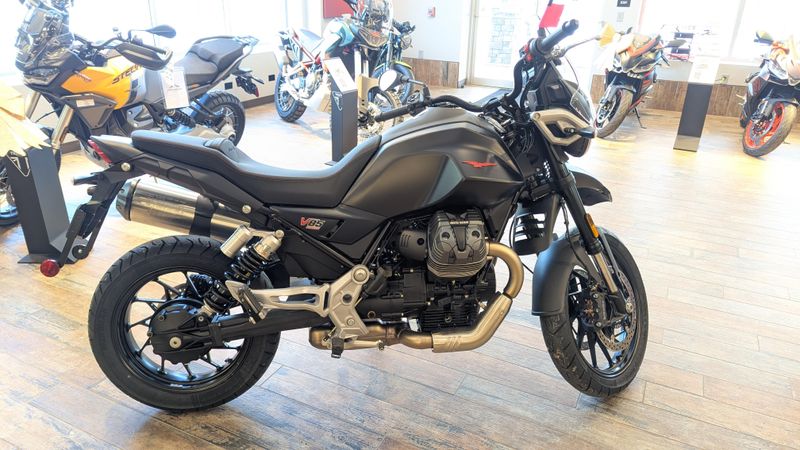 2025 Moto Guzzi V85 Strada Nero Isola Strada Nero IsolaImage 2