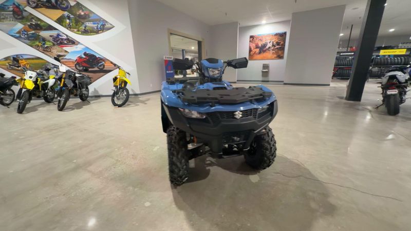 New 2025 Suzuki KINGQUAD 500 AXI POWER STEERING SE  in a BLUE exterior color. Victorville Del Amo Motorsports 760-241-7387 delamomotorsportsofvictorville.com 
