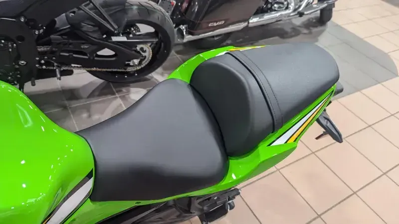 2025 Kawasaki NINJA 650 KRT EDITION ABS LIME GREEN AND EBONY AND PEARL BLIZZARD WHITEImage 11