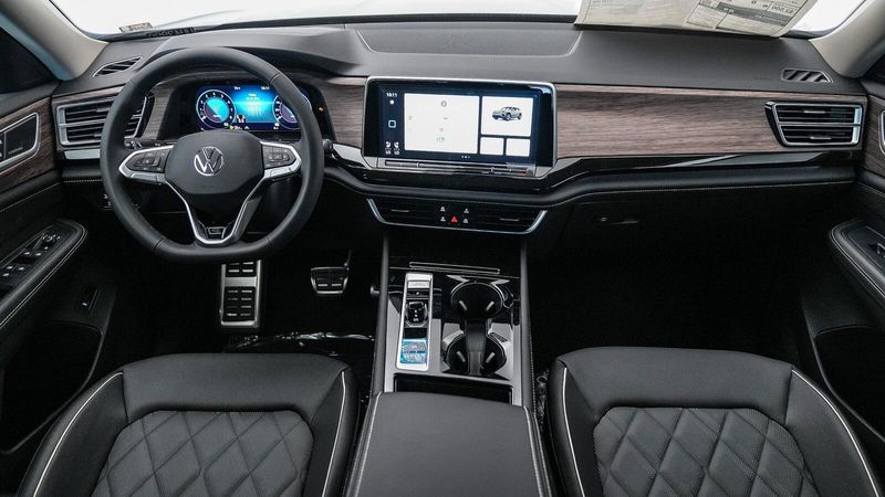 New 2025 Volkswagen Atlas 2.0T SEL Premium R-LineImage 13