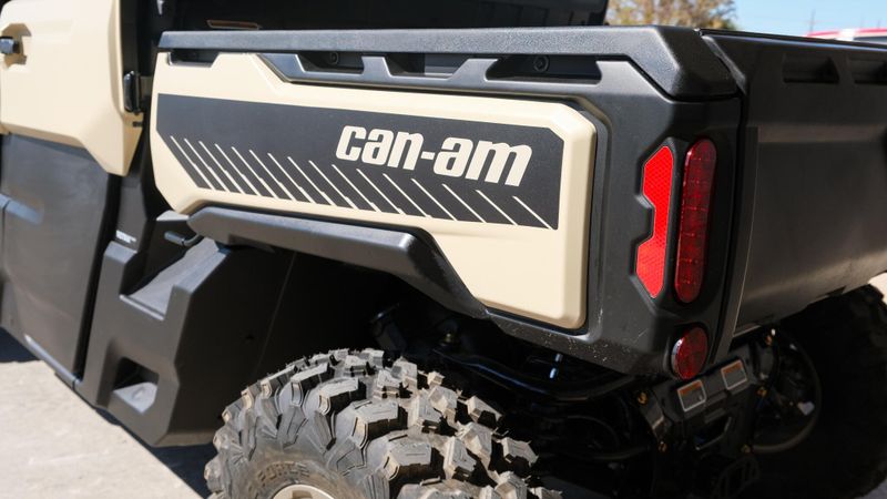 2025 Can-Am DEFENDER MAX LIMITED CAB HD10 DESERT TAN AND STEALTH BLACK Image 22