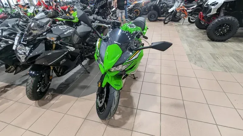 2025 Kawasaki NINJA 650 KRT EDITION ABS LIME GREEN AND EBONY AND PEARL BLIZZARD WHITEImage 9