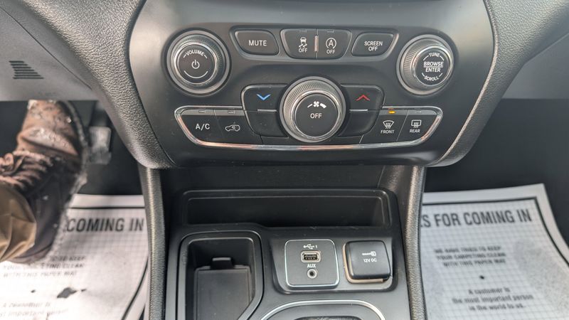 Used 2021 Jeep Cherokee Latitude PlusImage 25