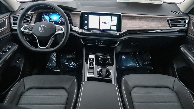 New 2025 Volkswagen Atlas 2.0T SELImage 13