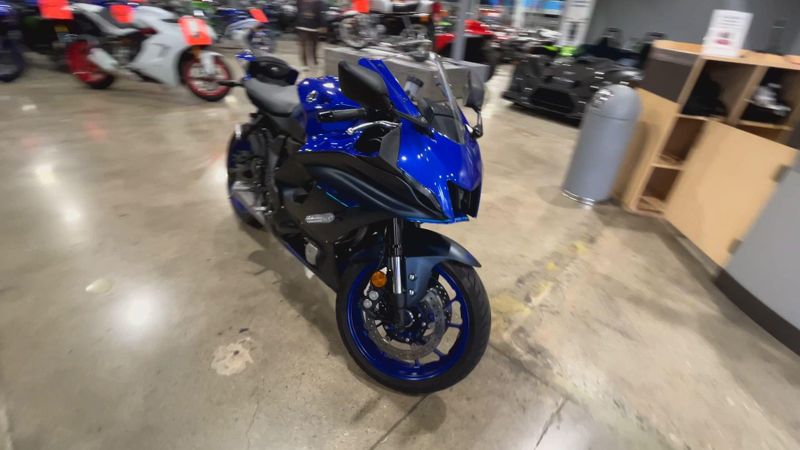 Used 2023 Yamaha YZF-R7 Image 3