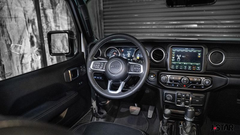 2023 Jeep Wrangler Sahara 4xe photo 5