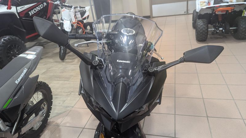 2025 Kawasaki NINJA 500 SE ABS METALLIC FLAT SPARK BLACK AND METALLIC SPARK BLACK AND METALLIC MOONDUST GRAYImage 8