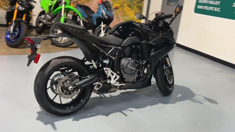 2025 Suzuki GSX-8R Image 8
