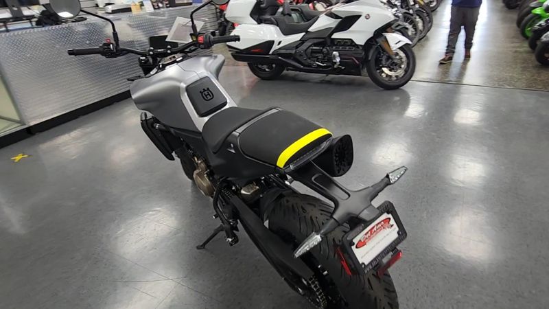 New 2025 Husqvarna VITPILEN 801 Image 3