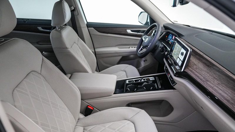 2025 Volkswagen Atlas 2.0T SEL Premium R-LineImage 17