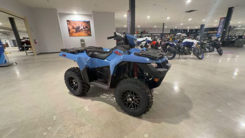 New 2025 Suzuki KINGQUAD 500 AXI POWER STEERING SE  in a BLUE exterior color. Victorville Del Amo Motorsports 760-241-7387 delamomotorsportsofvictorville.com 