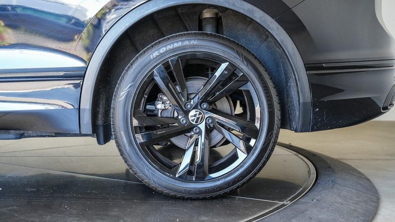 2023 Volkswagen Tiguan 2.0T SE R-Line BlackImage 10