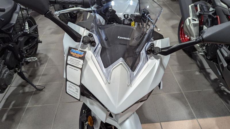 2025 Kawasaki NINJA 500 METALLIC MATTE WHITISH SILVER AND METALLIC MOONDUST GRAYImage 11