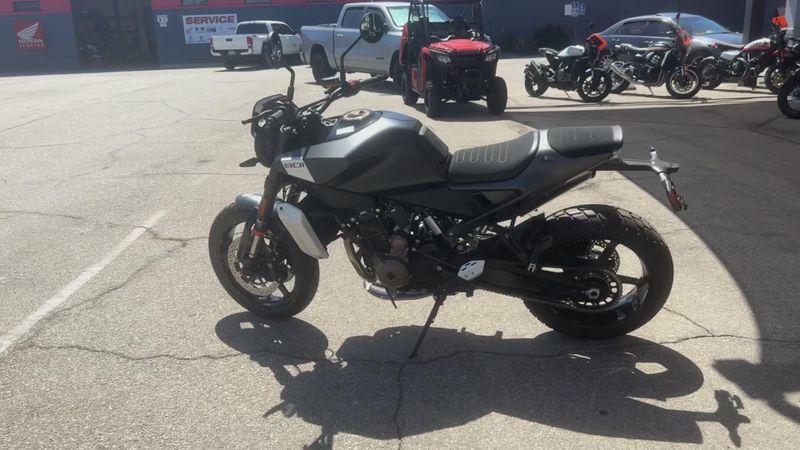 New 2025 Husqvarna SVARTPILEN 801 Image 5