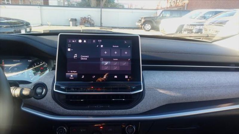 2022 Jeep Compass Latitude Lux photo 17