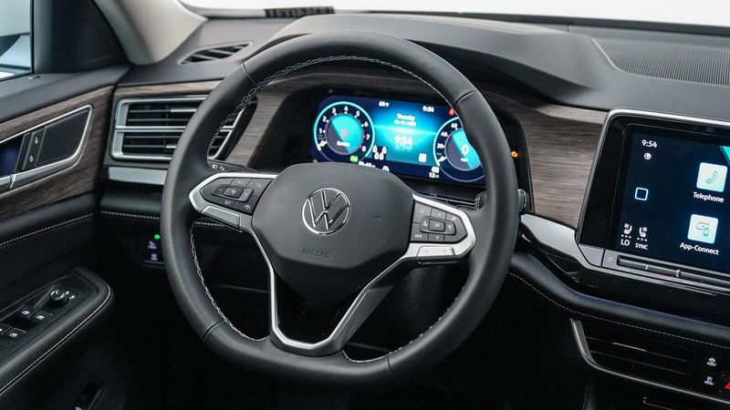 New 2025 Volkswagen Atlas 2.0T SELImage 16
