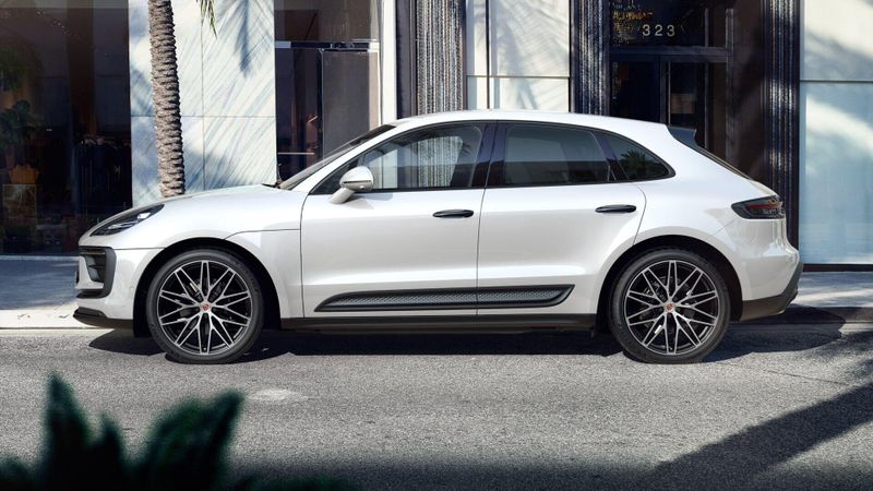 2025 Porsche Macan BaseImage 2