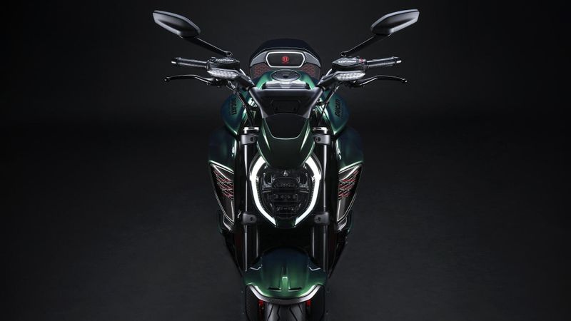 2024 Ducati DIAVEL V4 BENTLEYImage 11