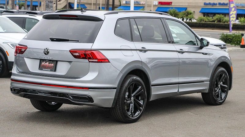 2024 Volkswagen Tiguan 2.0T SE R-Line BlackImage 4