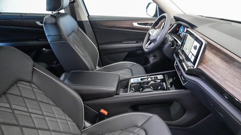 New 2025 Volkswagen Atlas 2.0T SEL Premium R-LineImage 17