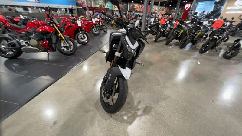 2025 CFMOTO 450NK Image 3