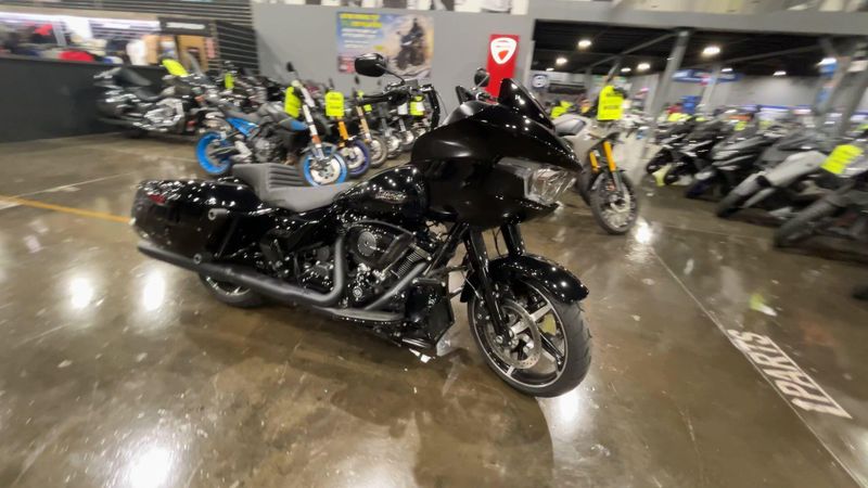 Used 2025 Harley-Davidson ROAD GLIDE Image 2
