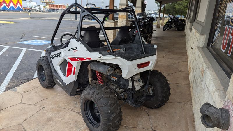 2023 Polaris RZR 200 EFI  WHITE LIGHTNING  INDY REDImage 3