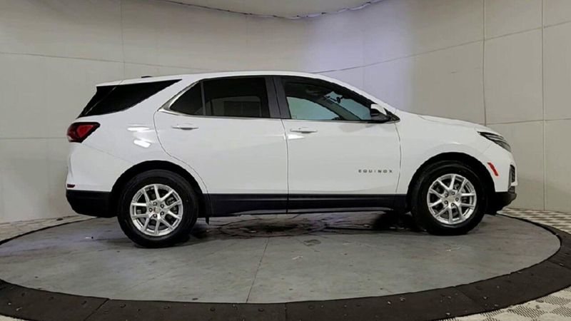 2022 Chevrolet Equinox LT photo 2