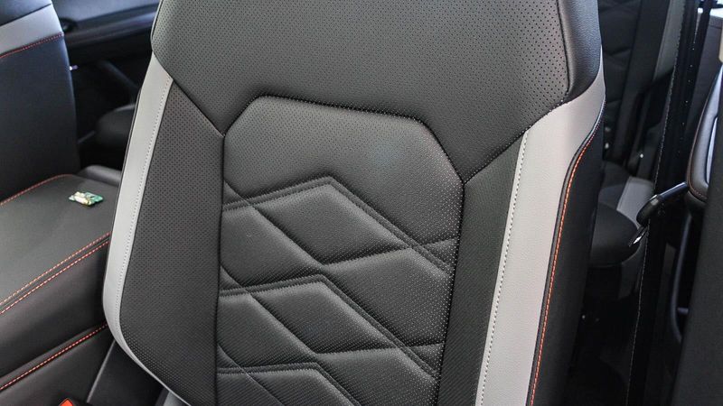 2025 Volkswagen Atlas 2.0T Peak Edition SEImage 25