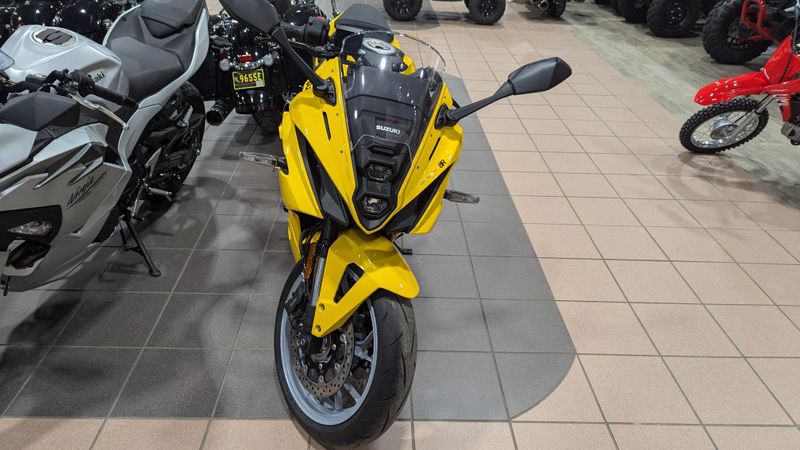 2024 SUZUKI GSXS 8R in a PEARL IGNITE YELLOW exterior color. Family PowerSports (877) 886-1997 familypowersports.com 