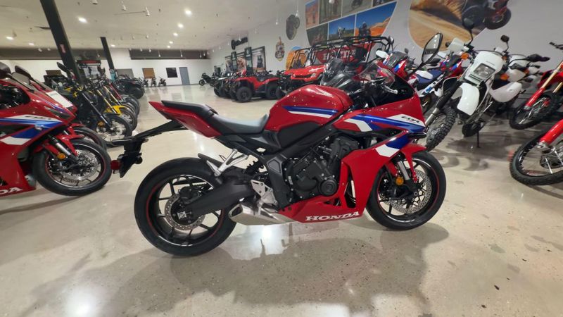 New 2026 Honda CBR650R E-CLUTCH Image 4