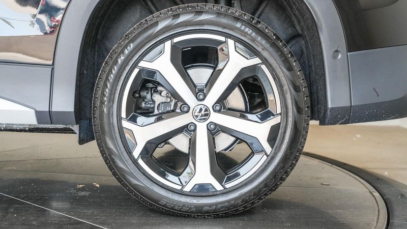 New 2025 Volkswagen Tiguan 2.0T SEImage 9
