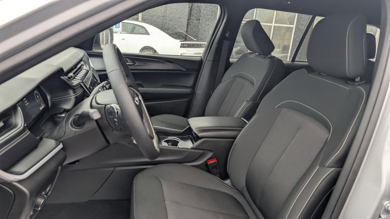 New 2025 Jeep Grand Cherokee Laredo 4x4Image 15