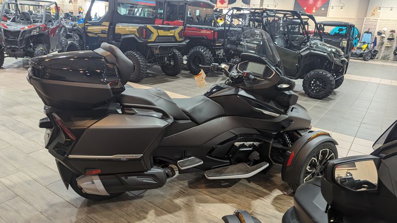 2024 Can-Am SPYDER RT LIMITED CARBON BLACK WITH PLATINUMImage 3