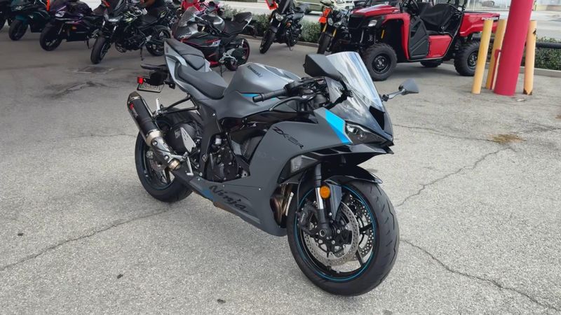 Used 2025 Kawasaki NINJA ZX-6R Image 2
