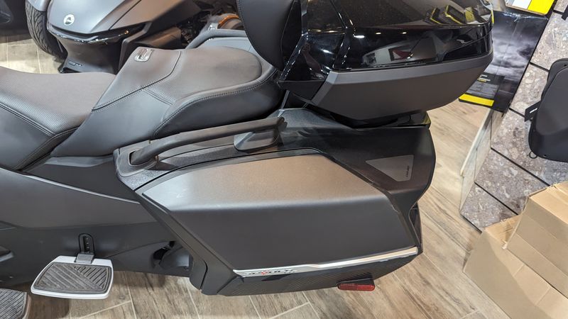 2024 Can-Am SPYDER RT LIMITED CARBON BLACK WITH PLATINUMImage 14