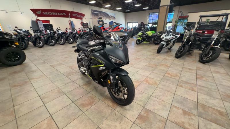 New 2026 Honda CBR650R E-CLUTCH Image 3