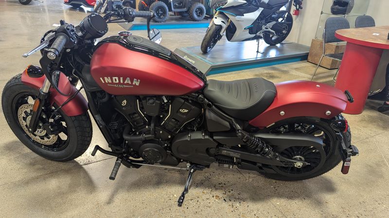 2025 INDIAN MOTORCYCLE INDIAN SCOUT BOBBER LIMITED WITH TECHNOLOGY PACKAGE SUNSET RED SMOKE in a SUNSET RED SMOKE exterior color. Family PowerSports (877) 886-1997 familypowersports.com 