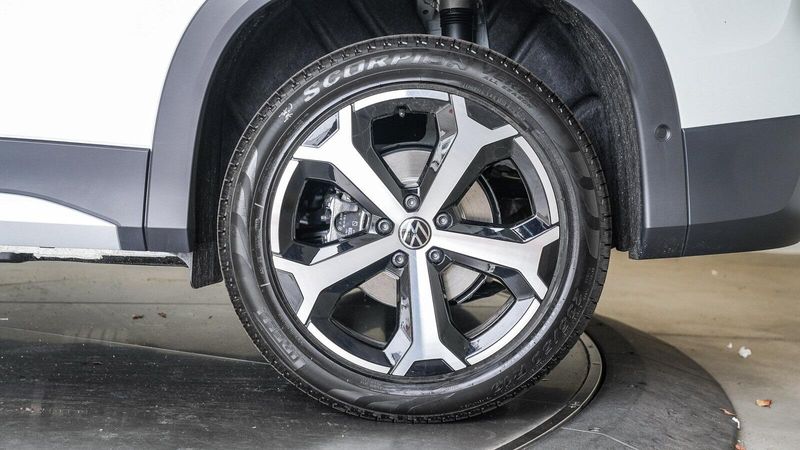 New 2025 Volkswagen Tiguan 2.0T SEImage 9