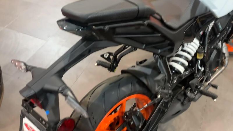 New 2024 KTM 250 DUKE Image 2