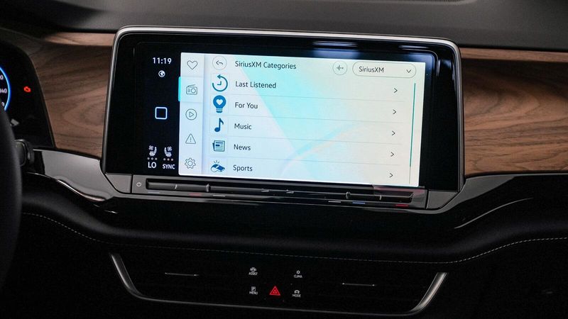 New 2025 Volkswagen Atlas 2.0T SE w/TechnologyImage 15