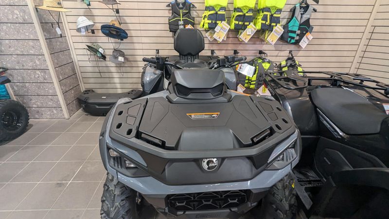 2025 CAN-AM OUTLANDER MAX DPS 850 GRANITE GRAY  in a GRANITE GRAY exterior color. Family PowerSports (877) 886-1997 familypowersports.com 