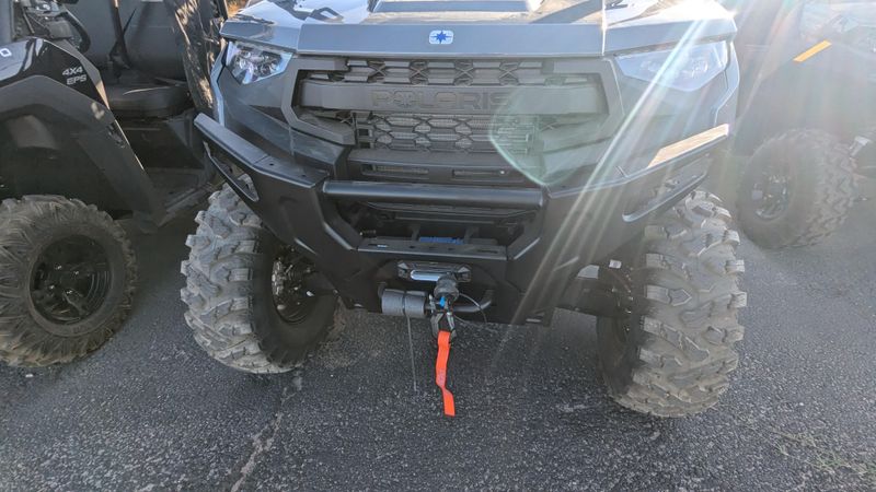 2025 POLARIS RANGER CREW XP 1000 PREMIUM STEALTH GRAY in a STEALTH GRAY exterior color. Family PowerSports (877) 886-1997 familypowersports.com 