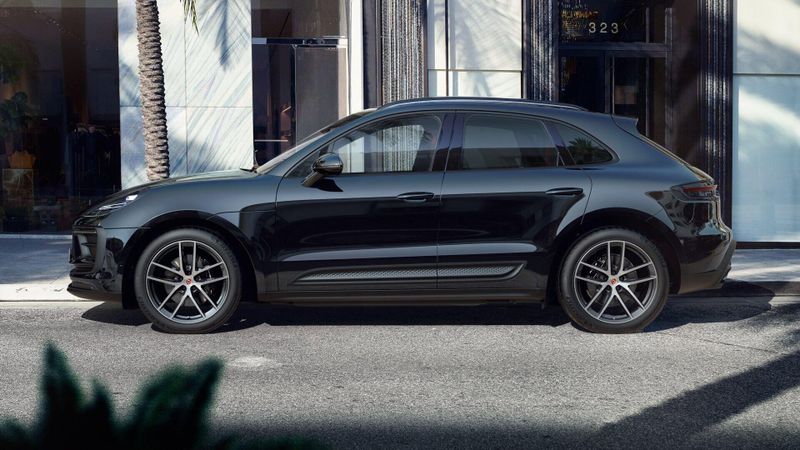 2025 Porsche Macan BaseImage 2