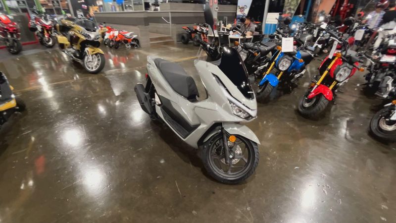 2025 Honda PCX Image 2